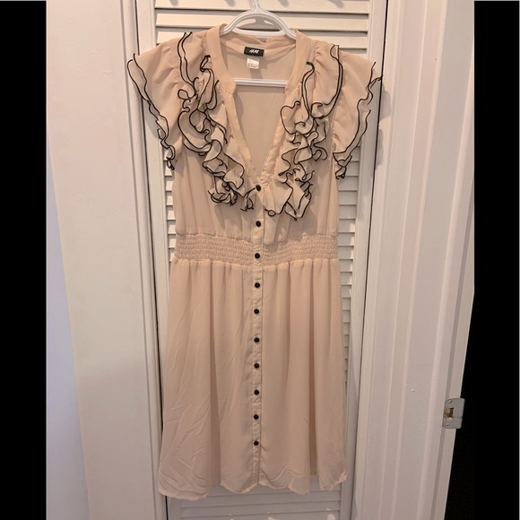 Cute ruffled dress - Picture 1 of 5